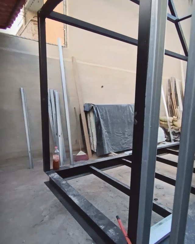 Bastidor metálico del sistema modular Xhantli durante la fabricación